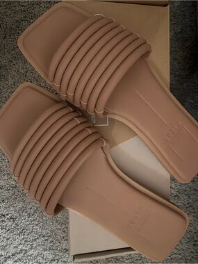 Dolce Vita Neutral Tan Womens Slide Sandals - Classic Slip-On